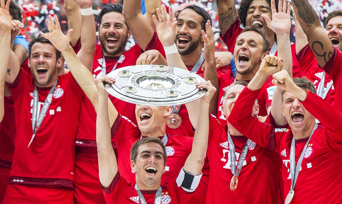 epa05777271 (FILE) A file picture dated 23 May 2015 of Bayern Munich's captain Philipp Lahm lifting the German championship shield after the German Bundesliga soccer match between FC Bayern Munic ...