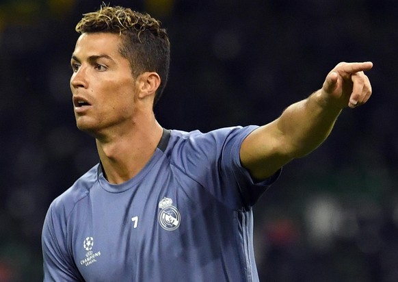 epa06006951 Real Madrid&#039;s forward Cristiano Ronaldo in action during the team&#039;s training session at the National Stadium of Wales in Cardiff, Britain, 02 June 2017. Real Madrid will face Juv ...