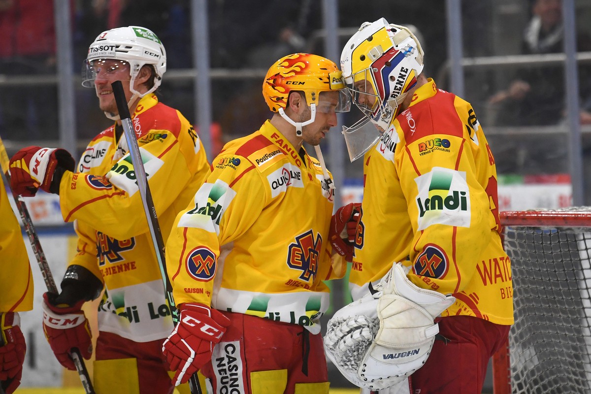 From left Bienne's player Fabio Hofer and Bienne's goalkeeper Harri Saeteri, during the preliminary round game of National League A (NLA) Swiss Championship 2022/23 between HC Ambri Piotta a ...