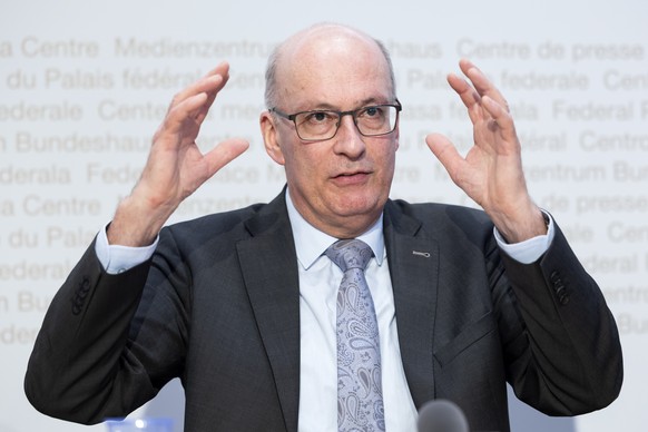 Markus Ritter, Nationalrat Mitte-SG, spricht waehrend einer Medienkonferenz des ueberparteilichen Referendumskomitees mit SVP, Mitte, EVP und EDU sowie Gewerbeverband, Bauernverband und IG "Famil ...