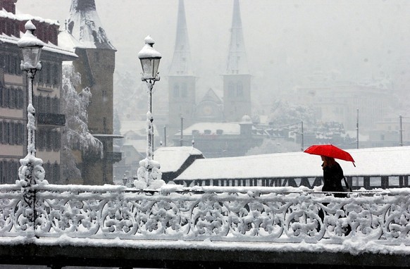 Mit einer dicken Schneedecke und anhaltenden Schneefaellen wurden am Mittwoch, 9. April 2003 die Luzerner ueberrascht. Der Schirm und warme Kleidung mussten wieder hervorgeholt werden. Die Schneefaell ...