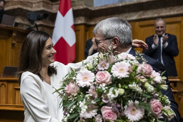 Der bisherige Nationalratspraesident Eric Nussbaumer, SP-BL, rechts, gratuliert der soeben gewaehlten Nationalratspraesidentin Maja Riniker, FDP-AG, an der Wintersession der Eidgenoessischen Raete, am ...
