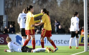 Bald ausgejubelt? Marta (gelb rechts) und Teamkollegin&nbsp;Madelaine Edlund