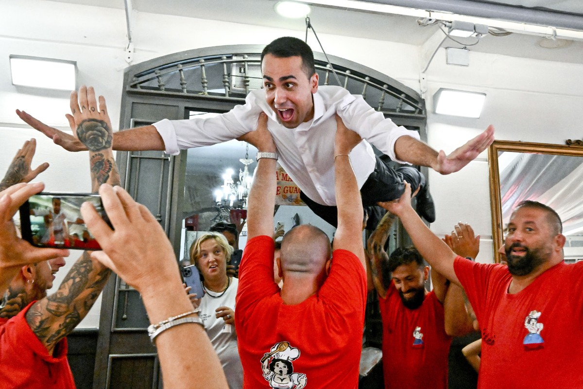epa10183416 The leader of the Italian party 'Impegno Civico' and Foreign Minister Luigi Di Maio is carried in the air by the waiters of the folkloristic trattoria Nennella in imitation of th ...