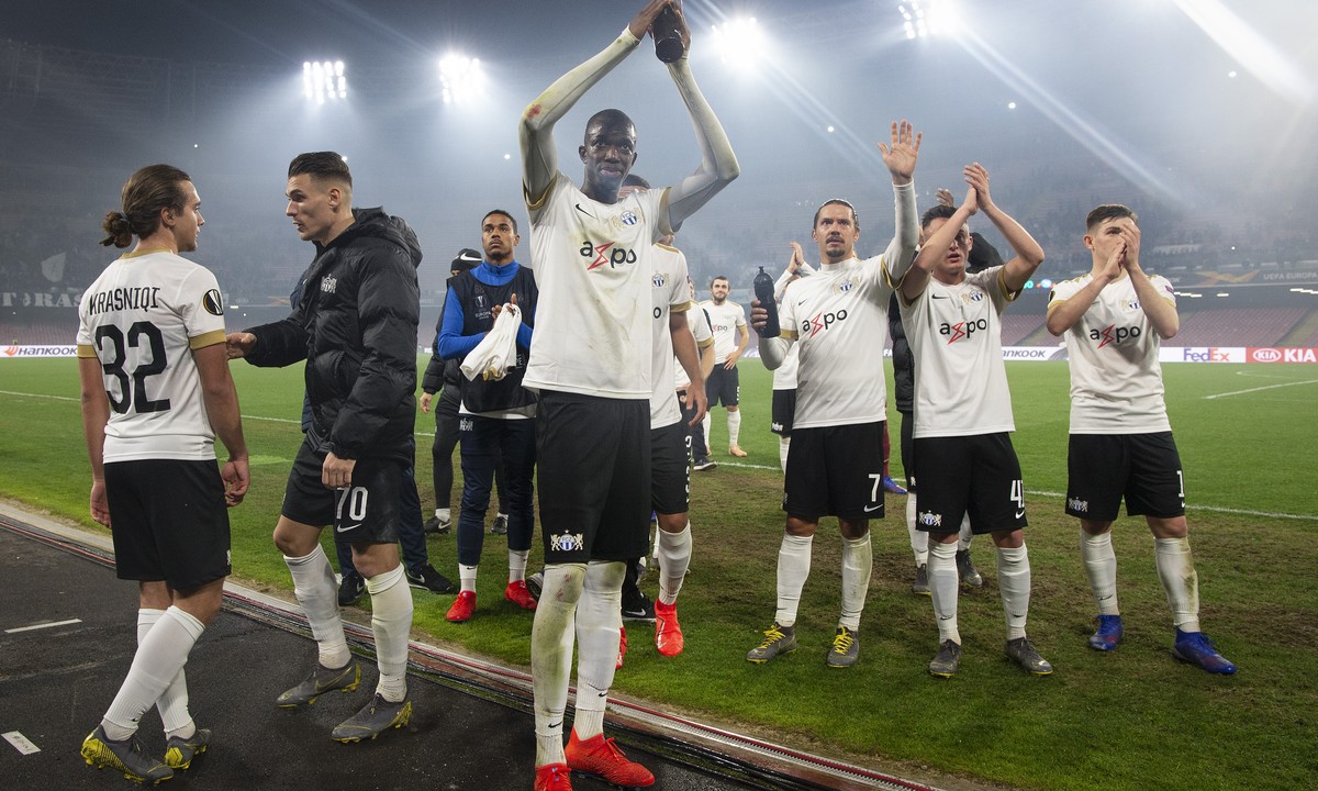 Zurich's Assan Ceesay and the team after the UEFA Europa League match between Italian's SSC Neapel and Switzerland's FC Zuerich, at the Stadio San Paolo in Neapel, Italy, on Thursday, F ...