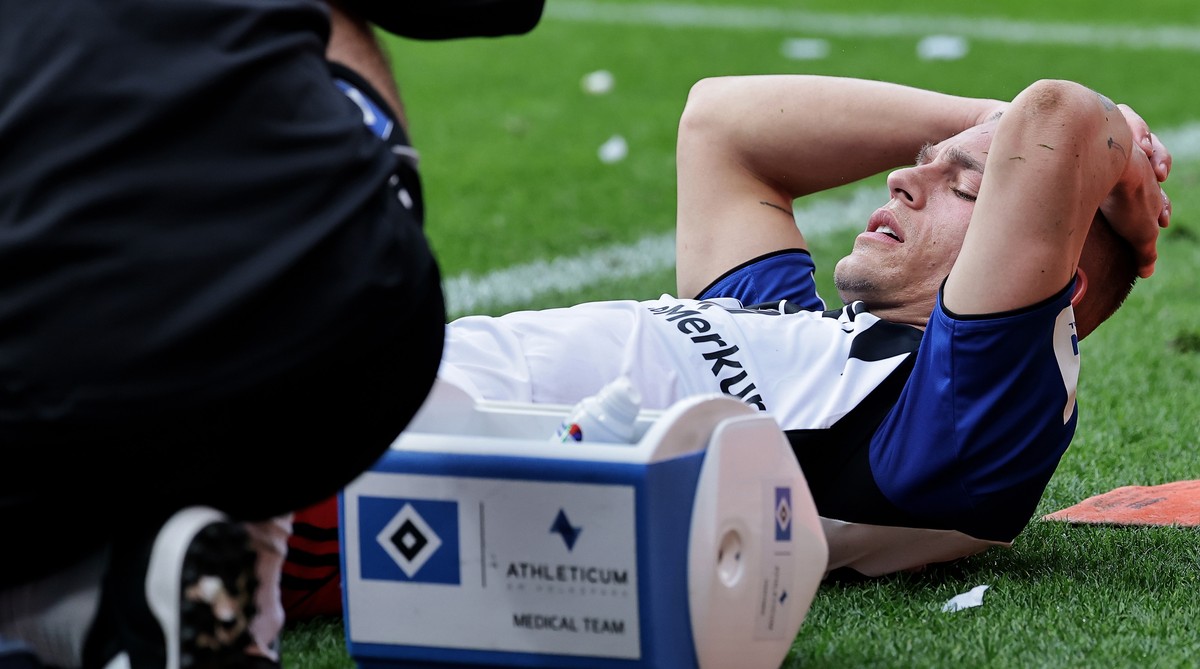 epa12899012 Miro Muheim of Hamburg is injured during the German Bundesliga soccer match between Werder Bremen and Hamburger SV in Bremen, Germany, 18 April 2026. EPA/FRIEDEMANN VOGEL CONDITIONS - ATTE ...
