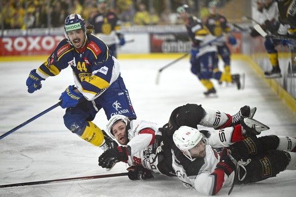 Der Davoser Matej Stransky ueberennt die am Boden liegenden Lausanner Miikka Salomaeki und Andrea Glauser, vl., im zweiten Playoff Eishockey Viertelfinale Meisterschaftsspiel der National League (NL)  ...