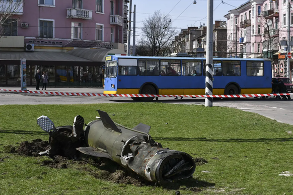 Ein Fragment der Rakete, die am 8. April den Bahnhof Kramatorsk traf.