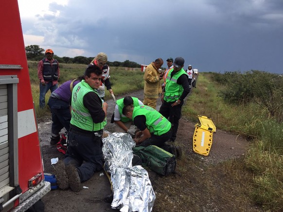 epa06920965 A handout photo made available by the Civil Protection State Coordination (CPCE) shows emergency personnel at the site where an Aeromexico plane crashed, helping passengers, in Durango, Me ...