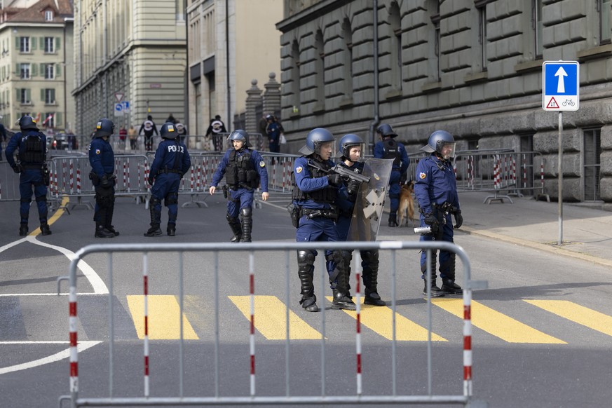 Polizisten sichern die Strasse vor dem Gerichtsgebaeude, vor dem Prozess um die Auseinandersetzung der Motorradclubs Hells Angels und Bandidos, am Montag, 30. Mai 2022 in Bern. (KEYSTONE/Stringer)