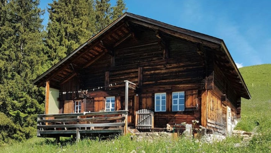<a href="https://www.airbnb.ch/rooms/570976?location=Schweiz&guests=1&adults=1" target="_blank">Hier könnt ihr euch das Häuschen anschauen.</a>
