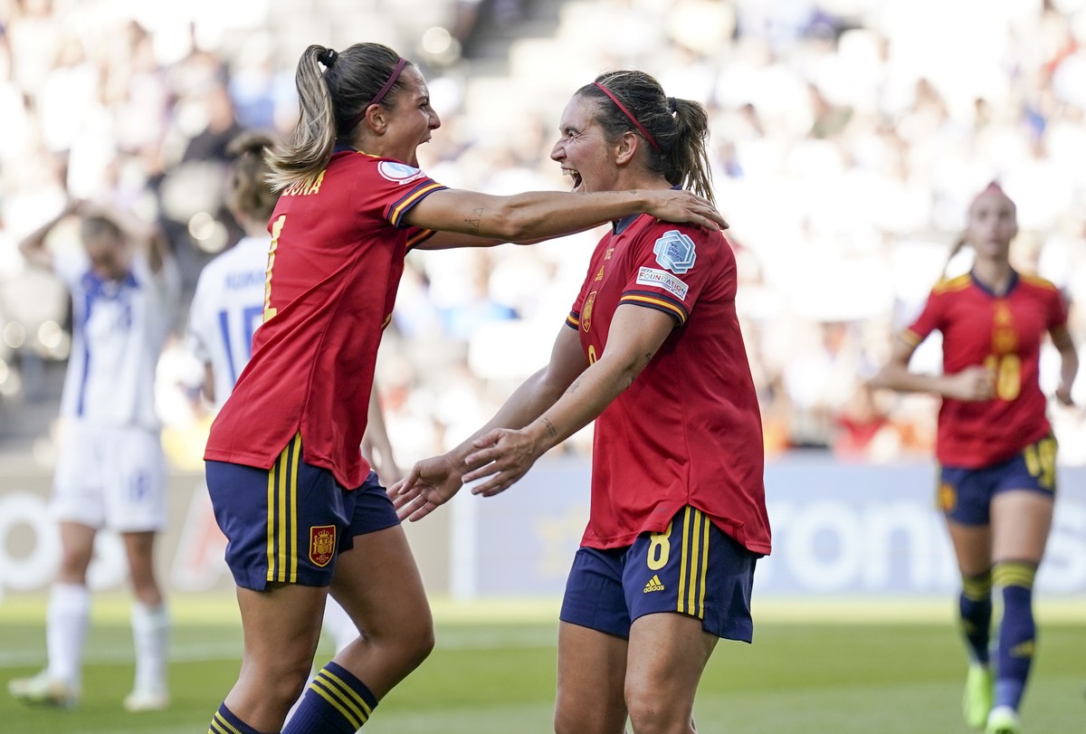 epa10060097 Mariona Caldentey (C) of Spain celebrates with teammates after scoring the 4-1 lead during the Group B match of the UEFA Women's EURO 2022 between Spain and Finland in Milton Keynes,  ...