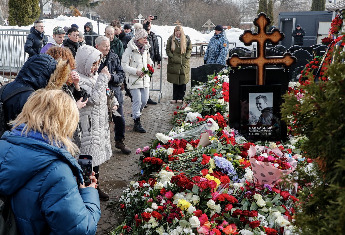 epa11192872 People pay their respects to the late Russian opposition leader Alexei Navalny while visiting his grave one day after his funeral at the Borisovskoye cemetery, on the outskirts of Moscow,  ...