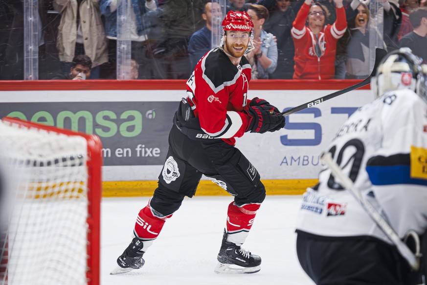 L&#039;attaquant lausannois Michael Raffl celebre son but lors de l&#039;acte 4 des demi-finales des play-off du championnat suisse de hockey sur glace de National League entre Lausanne HC et HC Fribo ...