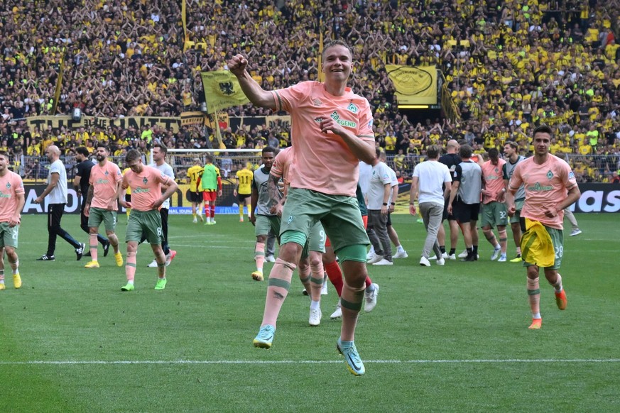 Jubelsprung Niklas Schmidt Werder Bremen 20.08.2022, Fussball GER, Saison 2022 2023, 1. Bundesliga, 3. Spieltag, Borussia Dortmund - SV Werder Bremen 2:3 Foto: Maik H�lter/TEAM2sportphoto DFL regulati ...