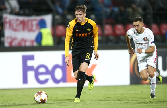 Young Boys&#039; Michel Aebischer, left, fights against Skenderbeu Korce&#039;s Suad Sahiti, during the Europa League Group B match between Albania&#039;s KF Skenderbeu Korce and Switzerland&#039;s BS ...