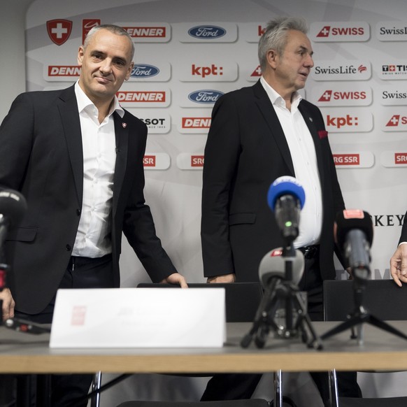 Jan Cadieux, links, Urs Kessler, Praesident Swiss Ice Hockey Federation, mitte und Patrick Fischer, Cheftrainer der Schweizer Eishockey Nationalmannschaft, kommen in den Raum an der Medienkonferenz de ...