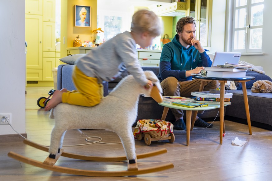 ARCHIVBILD --- ZUM SORGENBAROMETER 2020 DER CREDIT SUISSE STELLEN WIR IHNEN FOLGENDES BILD ZUR VERFUEGUNG --- Fred, enseignant dans l&#039;ecole vaudoise et pere de famille fait du home office depuis  ...