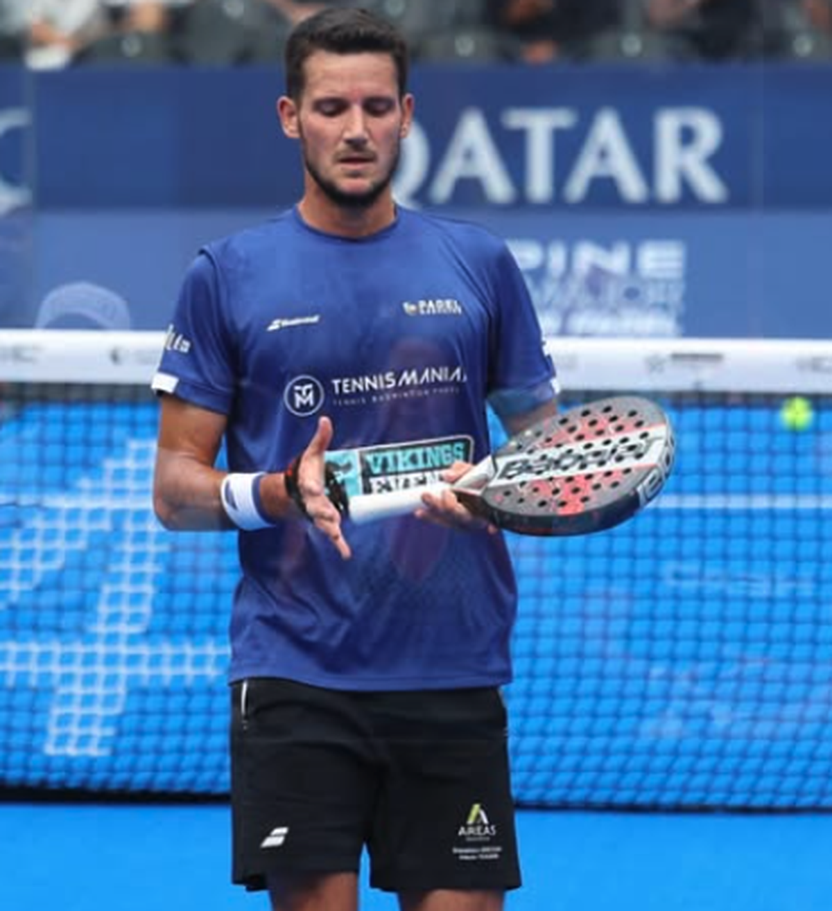 Les logos des sponsors prolifèrent sur l'équipement de Maxime Forcin.