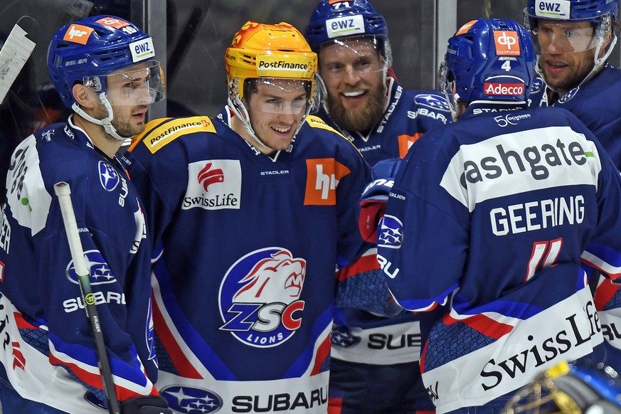 Die Zuercher um Torschuetze Pius Suter jubeln nach dem 3-0 beim Eishockeyspiel der National League ZSC Lions gegen den EV Zug in Zuerich am Samstag, 29. Februar 2020. (KEYSTONE/Walter Bieri)