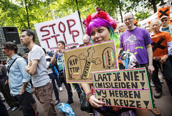 epa05333669 Participants of a demonstration against the controversial trade agreement TTIP, in Amsterdam, The Netherlands, 28 May 2016. The Transatlantic Trade and Investment Partnership (TTIP) would  ...