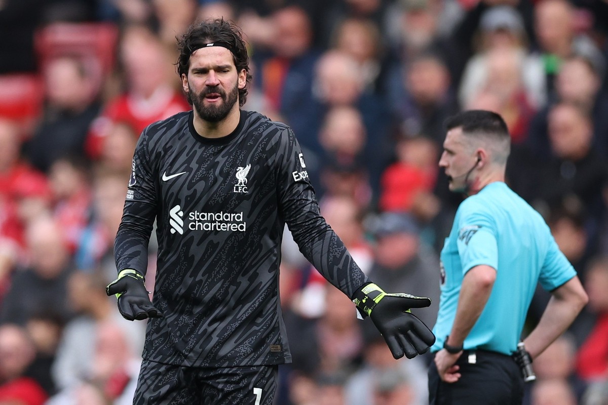 epa11949401 Alisson Becker of Liverpool gestures as he talks to referee Lewis Smith after conceding the 0-1 goal during the English Premier League match between Liverpool FC and Southampton FC, in Liv ...