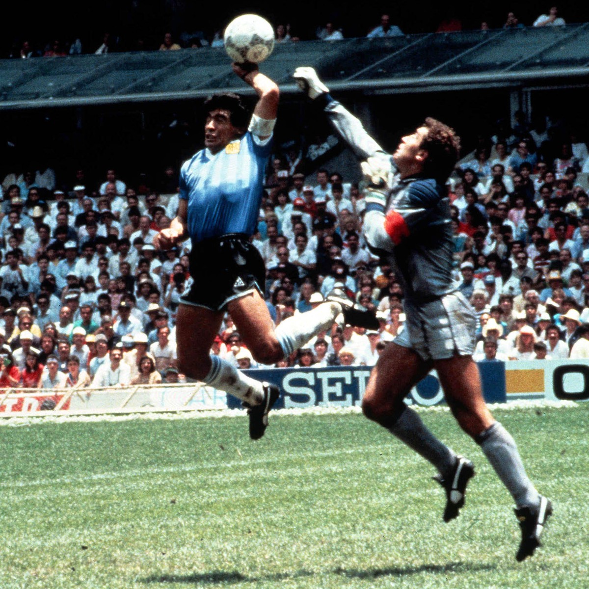 ARCHIV - ZU DEN RUECKBLICKEN AUF DIE WM 1986, 1990 UND 1994 STELLEN WIR IHNEN FOLGENDES BILDMATERIAL ZUR VERFUEGUNG - Eine beruehmte und vieldiskutierte Szene der Fussball-WM-Geschichte vom 22. Juni 1 ...