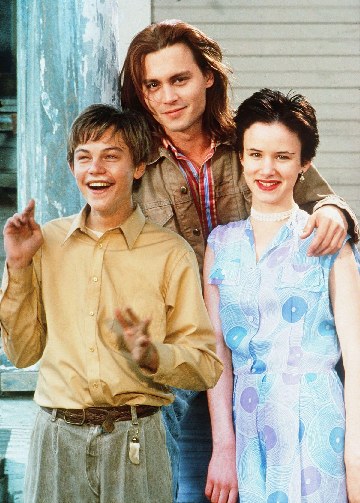 JOHNNY DEPP, JULIETTE LEWIS and Leonardo DiCaprio in WHAT'S EATING GILBERT GRAPE?, 1993, directed by LASSE HALLSTROM. Copyright PARAMOUNT PICTURES. Credit: PARAMOUNT PICTURES / Album