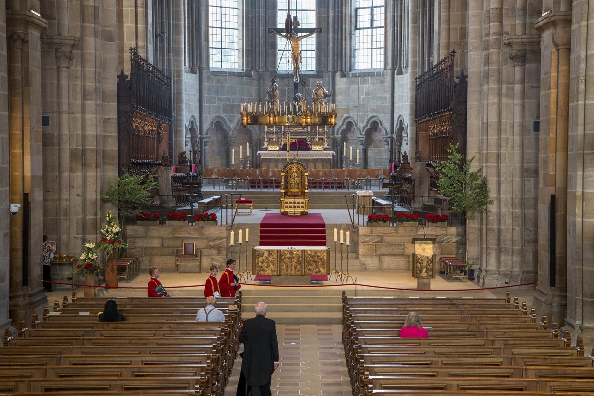 19.06.2025, Bayern, Bamberg: Blick in den Bamberger Dom. Das Fronleichnamsfest wird mit einem Gottesdienst und einer Prozession durch die Altstadt gefeiert. Foto: Daniel Vogl/dpa +++ dpa-Bildfunk +++  ...