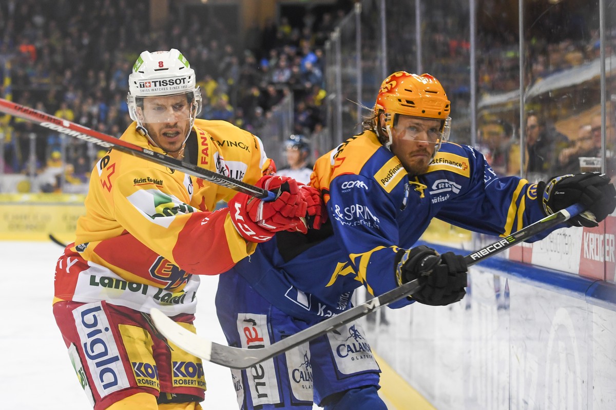 Magnus Nygren von Davos, rechts, gegen Fabian Luethi von Biel, beim sechsten Playoff-Viertelfinalspiel der National League zwischen dem HC Davos und EHC Biel, am Donnerstag, 22. Maerz 2018, in der Vai ...