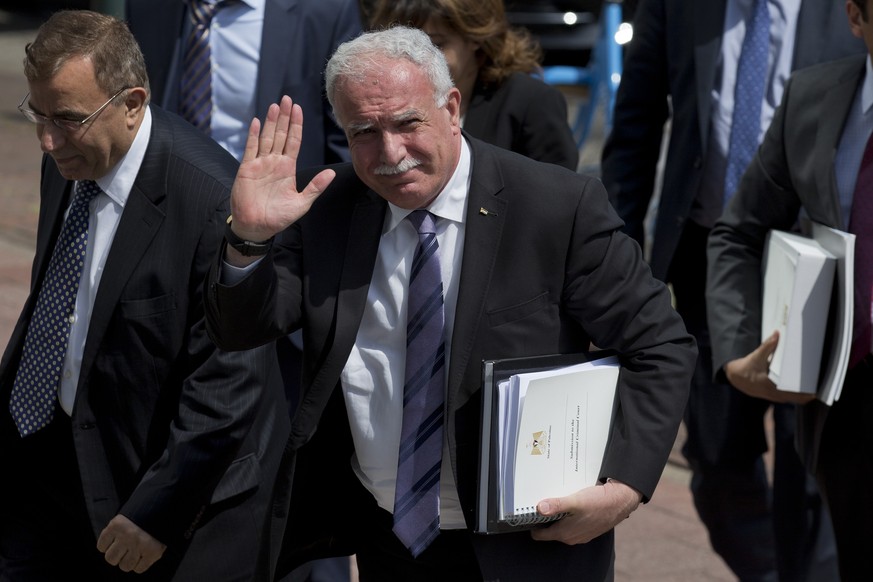 Der palästinensische Aussenminister Riad al-Malki&nbsp;trägt die Dokumente für den Strafgerichtshof persönlich nach Den Haag an den Hauptsitz des Gerichts.