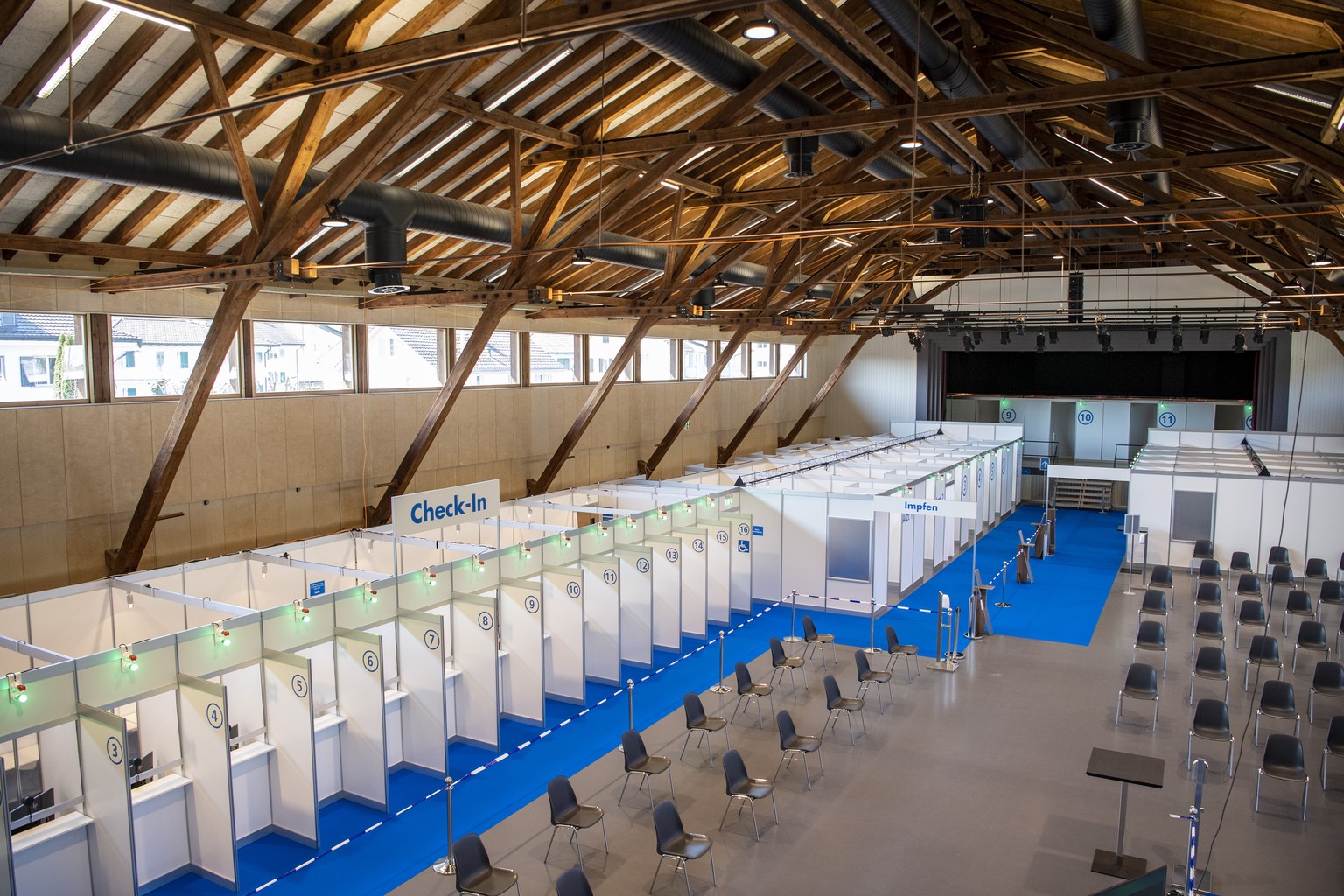 Blick in das Impfzentrum Willisau in der Festhalle Willisau im Kanton Luzern anlaesslich einer Medienbesichtigung am Mittwoch, 21. April 2021. Das Impfzentrum in Willisau wird voraussichtlich am 26. A ...