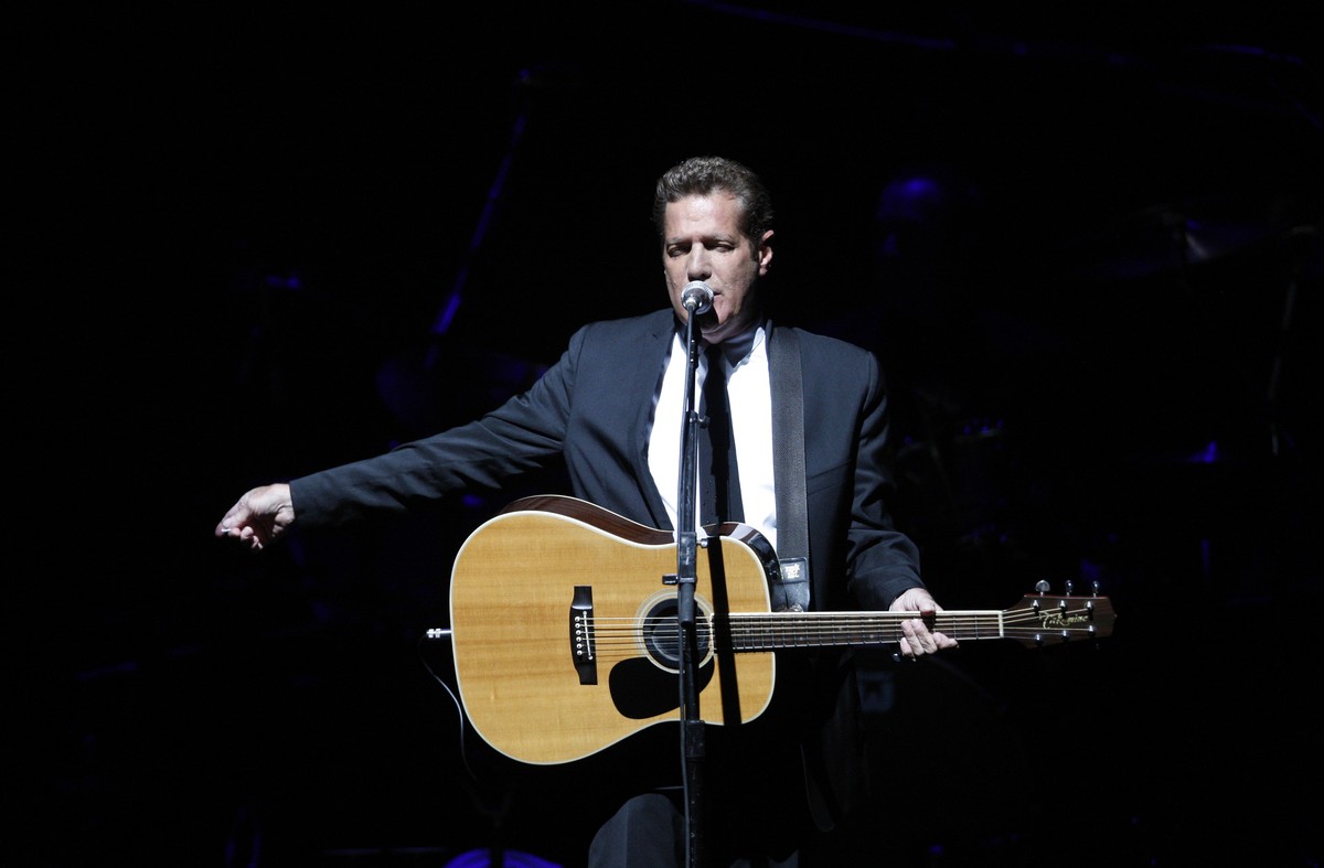 JAHRESRUECKBLICK 2016 - OBIT - FILE - In this June 30, 2009, file photo, Glenn Frey, of the the Eagles, performs at Belfast's Odyssey Arena in Northern Ireland. Frey, who co-founded the Eagles an ...