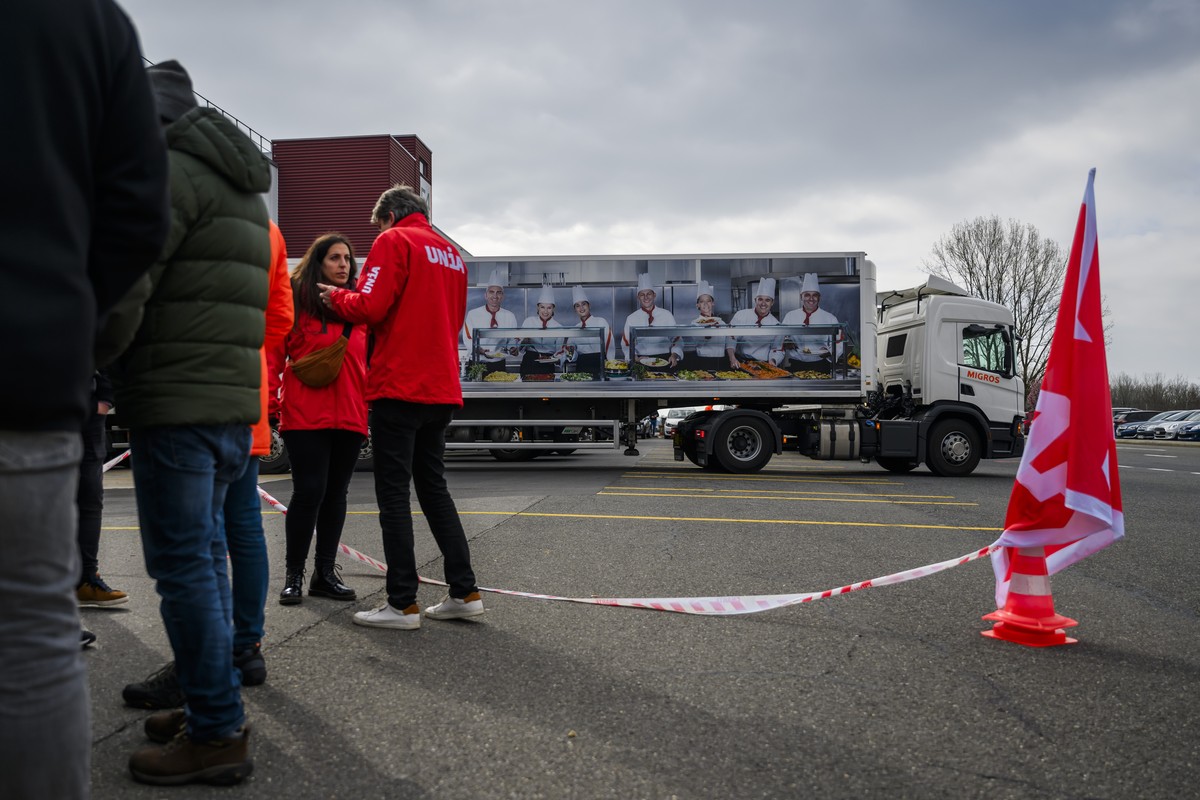 Les employés de Micarna à Ecublens, dans le canton de Vaud, ont entame une grève pour protester contre la fermeture du site.