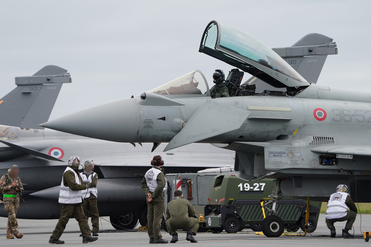 03.06.2024, Schleswig-Holstein, Jagel: Kampfjets des Typs Eurofighter stehen w