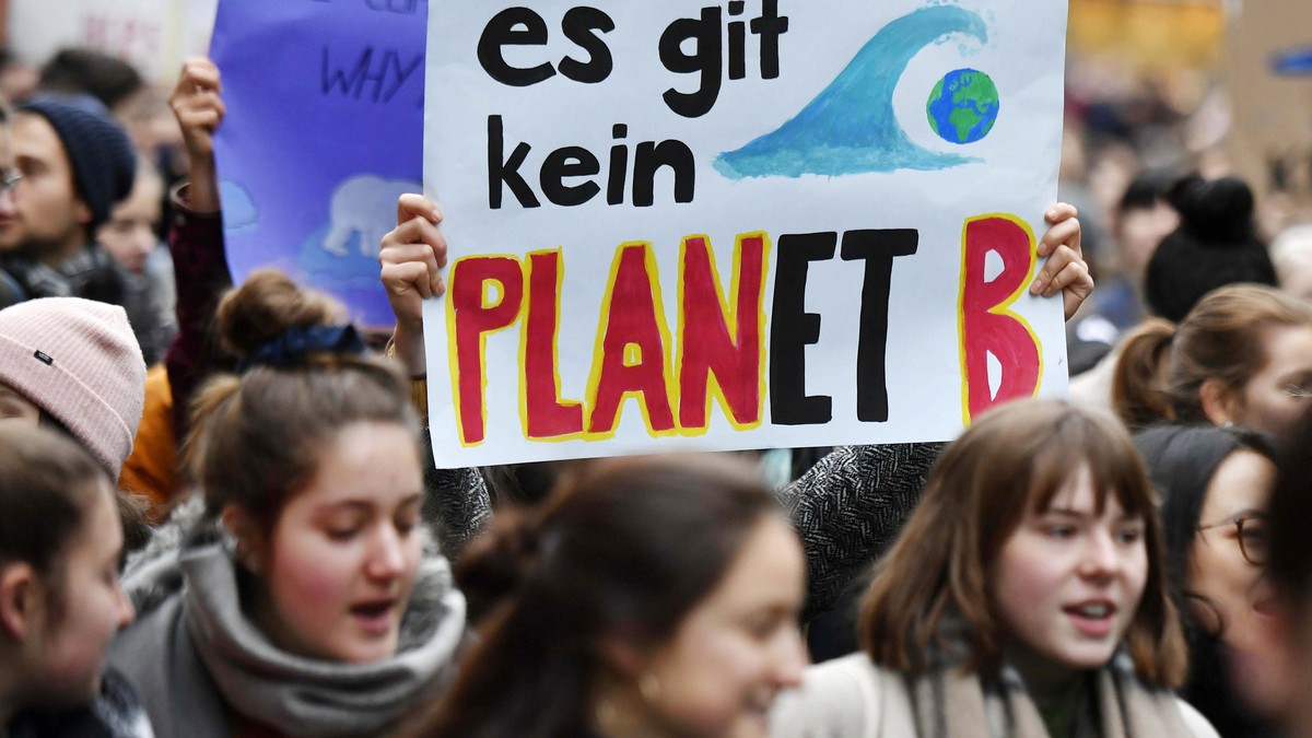 Demonstration von Schuelerinnen und Schuelern in der Zuercher Innenstadt am Freitag, 21. Dezember 2018. In mehreren Schweizer Staedten gehen Schueler am Freitag auf die Strasse. Der Grund: In Sachen K ...