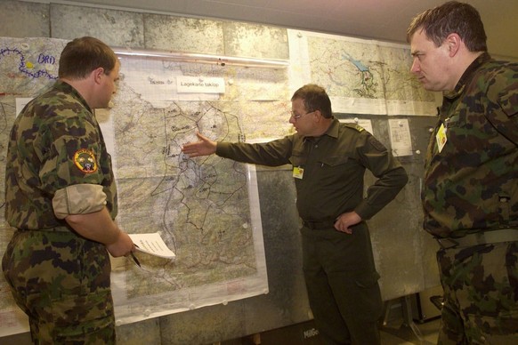 Der Schweizer Major Andreas Schaer, links, und Oberst Marco Sieber, rechts, diskutieren am Dienstag, 9. November 1999 in der Kaserne Walgau in Bludesch im Kommandozentrum der Stabsrahmenuebung Rheinta ...