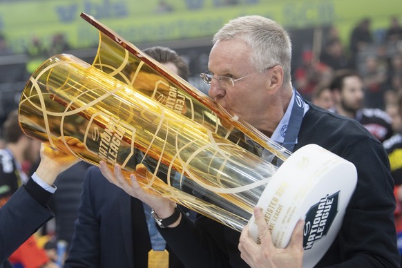 Berns Trainer Kari Jalonen jubelt mit dem Meisterpokal, nach dem fuenften Playoff-Finalspiel der National League zwischen dem SC Bern und dem EV Zug, am Samstag, 20. April 2019, in der Postfinance Are ...