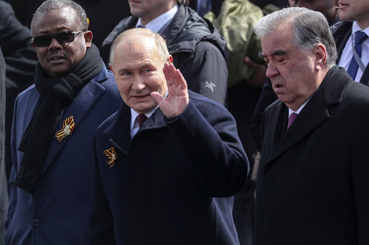 epa11328407 Guinea-Bissau's President Umaro Sissoco Embalo (L), Russian President Vladimir Putin (C) and Tajik President Emomali Rahmon (R) attend the Victory Day military parade on Red Square in ...