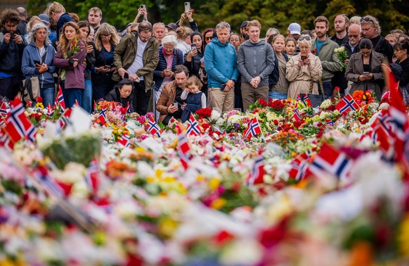 Mourners gather in Palace Square near to floral tributes for Norway's King Harald following the announcement of his death, in Oslo, Friday, Aug. 28, 2026. (Ole Berg-Rusten /NTB Scanpix via AP)
No ...