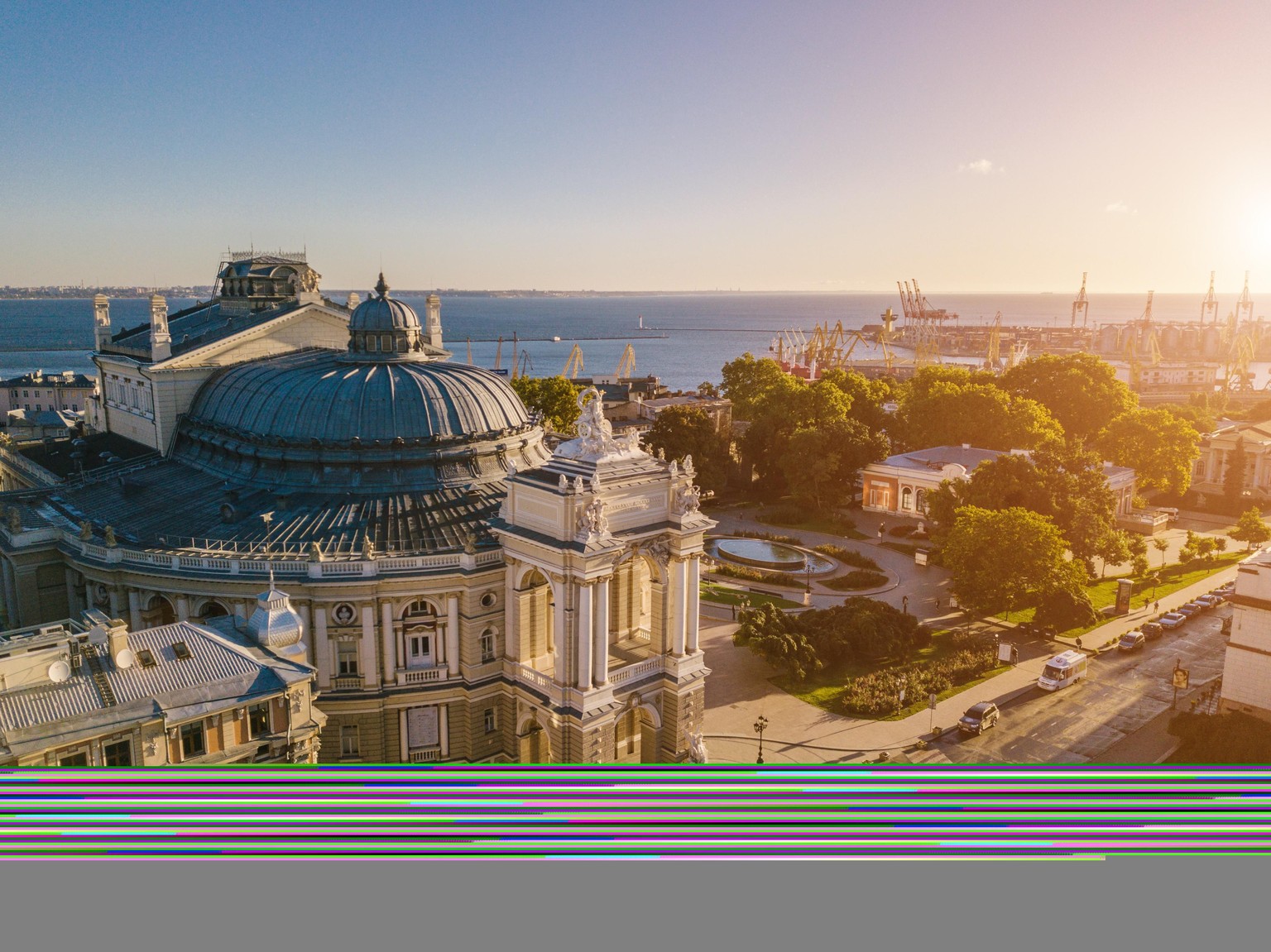 Die interessantesten Städte in der Stadt. Odessa Oper und Balletttheater Ukraine. Luftaufnahmen. Stadtkulturerbe. Hauptfassade