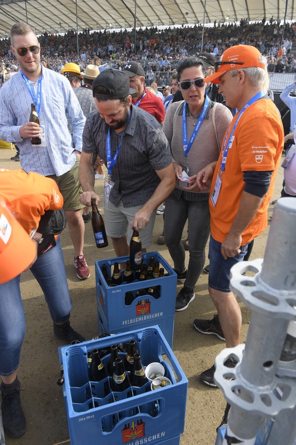 In der Arena des Eidgenoessischen Schwing- und Aelplerfests 2019 in Zug liefern die Helfer Feldschloesschen nach und sorgen fuer Erfrischung bei heissen Temperaturen. Aufgenommen am 24. August 2019. ( ...