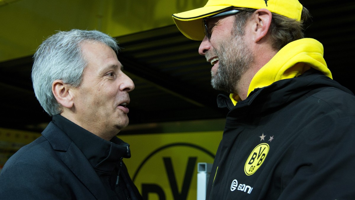 epa04482866 Dortmund's coach Juergen Klopp (R) and Moenchengladbach's coach Lucien Favre (L) greet each other before the German Bundesliga soccer match between Borussia Dortmund and Borussia ...