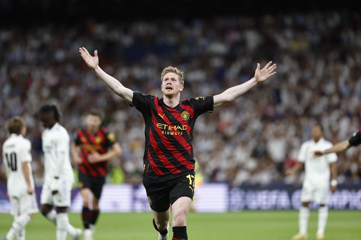 epa10618225 Manchester's midfielder Kevin De Bruyne celebrates after scoring the 1-1 goal during the UEFA Champions League semifinal first leg soccer match between Real Madrid and Manchester City ...
