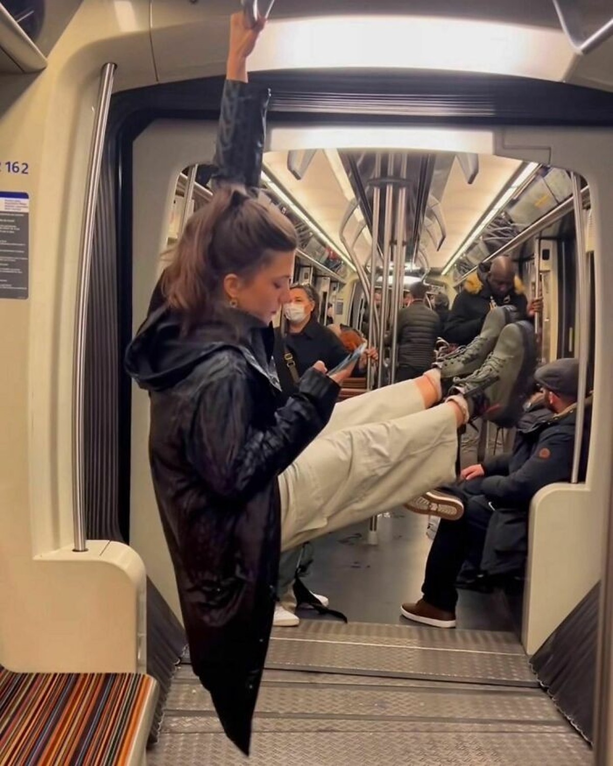 Gens dans le metro: Lustige und absurde Bilder aus dem Strassenbahn-Leben in Paris