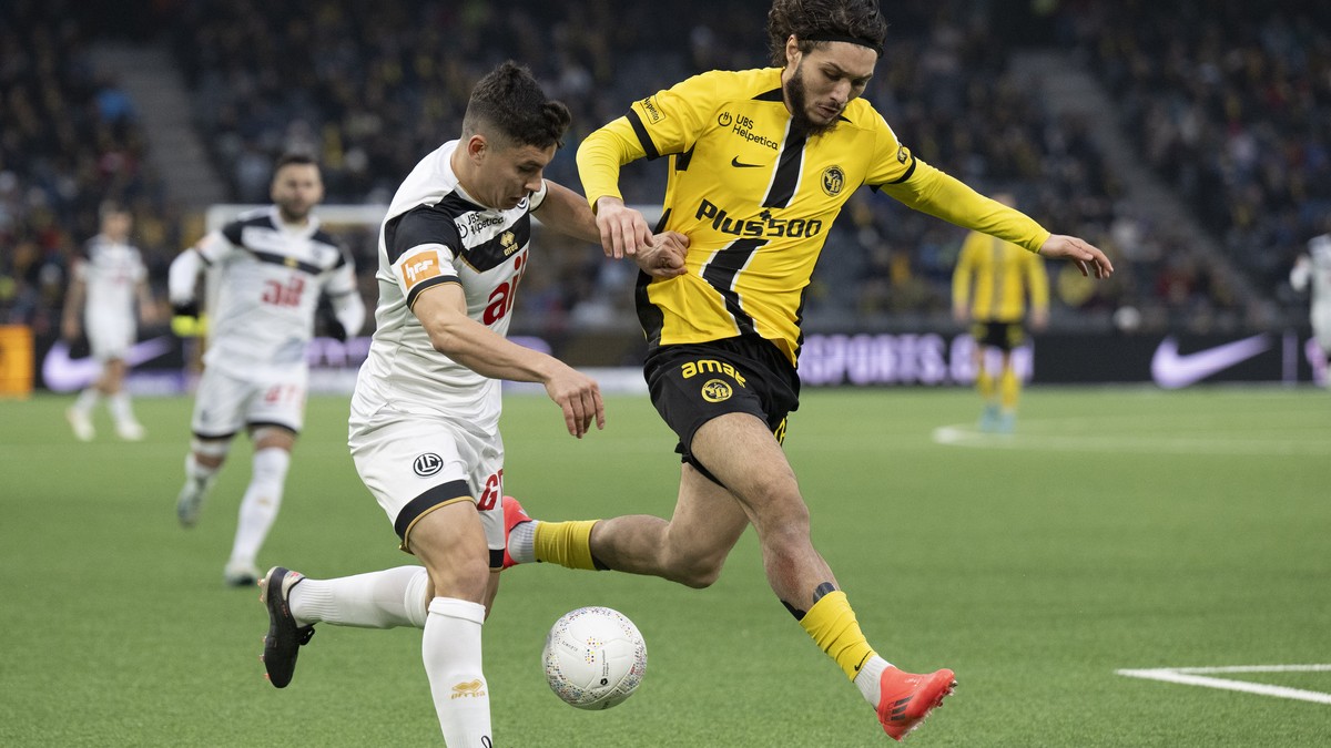 Jaouen Hadjam (YB), rechts, kaempft um den Ball mit Mattia Zanotti (LUG) im Fussball Meisterschaftsspiel der Swiss Super League zwischen BSC Young Boys, YB, und FC Lugano, LUG, vom Sonntag, 10. Novemb ...