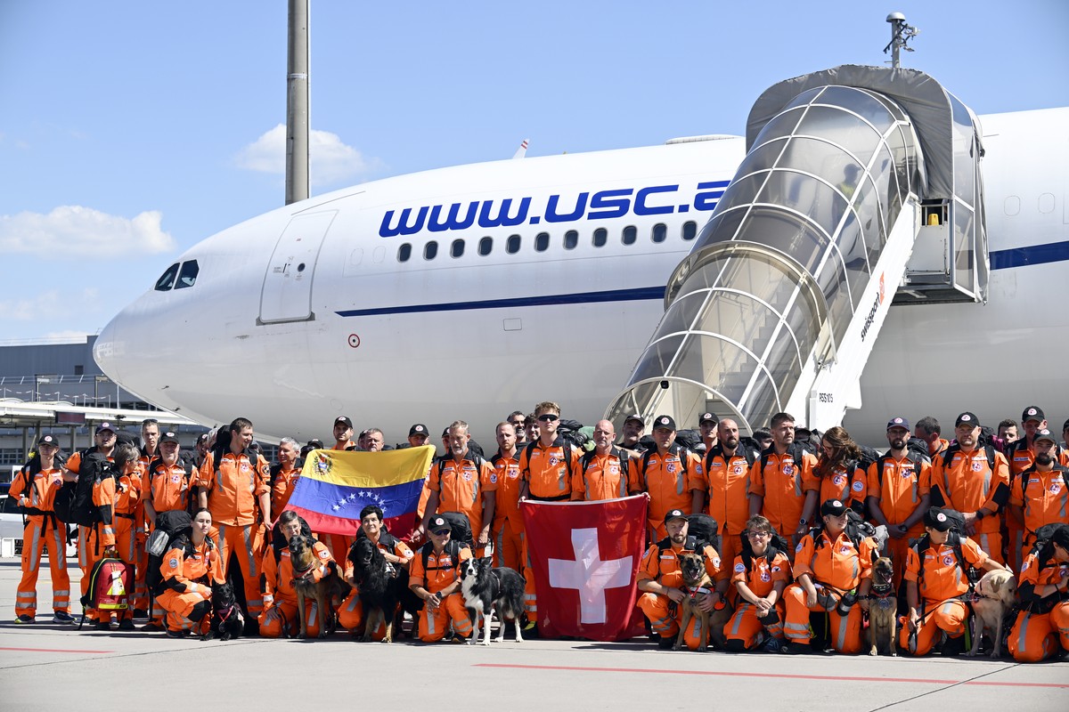 Ankunft der Rettungskette nach ihrem Einsatz in Venezuela auf dem Flughafen Zuerich in Kloten am Donnerstag, 2. Juli 2026. (KEYSTONE/Walter Bieri )