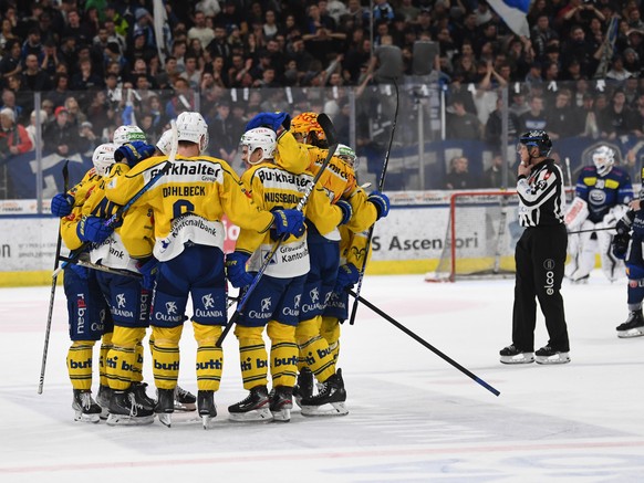 Davos players celebrate the victory at the end of the 2022/23 Swiss League preliminary round match between HC Ambri Piotta against HC Davos at the Gottardo Arena in Ambri, F ...