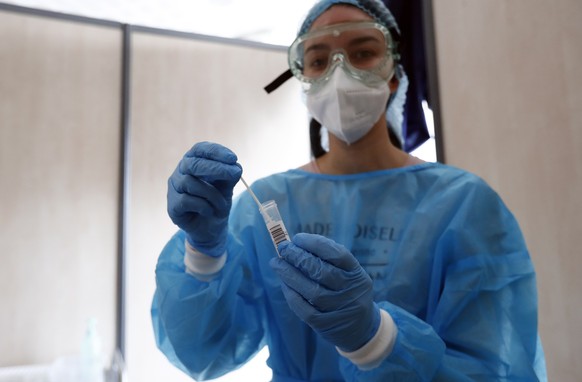 epa08998581 A medical worker takes nasal swab samples at a test station for Covid-19 coronavirus in Montpellier, France, 09 February 2021. The top French medical authority (Haute autorite de Sante) ha ...