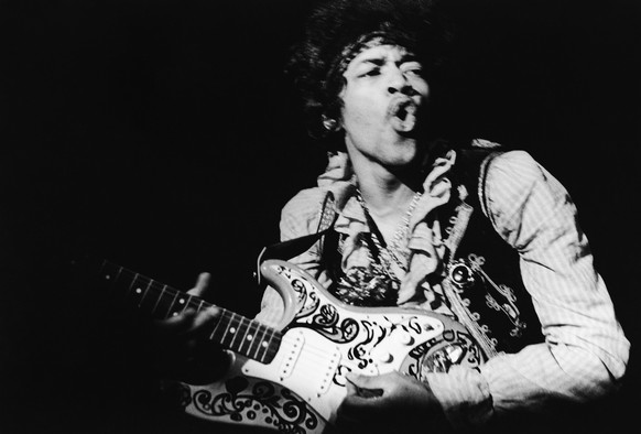 ... ein Jimi-Hendrix-Song. Yeeeeeeeeeeeeeeeeeeeeeeeeeeeeeeeeeeeeaaaaaaaaaaaaaaaaaaahhhhhhhhhhhhhhhh! American rock guitarist Jimi Hendrix performing with The Jimi Hendrix Experience at the Monterey Pop Festival, California, USA, June 18, 1967. (Bruce Fleming/AP Images)